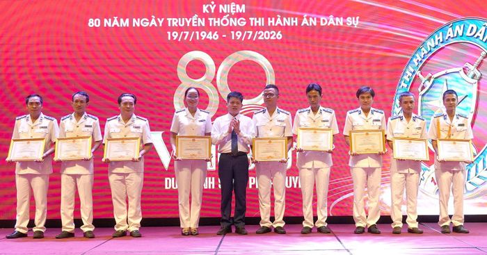 Đồng chí Lê Văn Bảo, Phó Chủ tịch UBND tỉnh trao bằng khen của Chủ tịch UBND tỉnh cho các tập thể, cá nhân - Ảnh: C.H