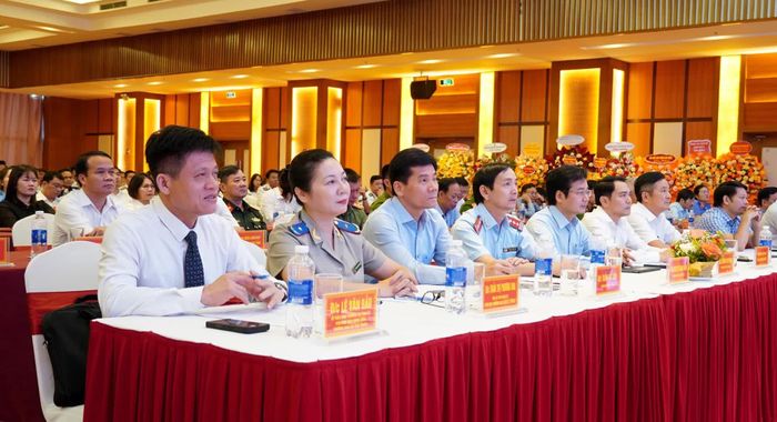 Đồng chí Lê Văn Bảo, Phó Chủ tịch UBND tỉnh và các đại biểu tham dự lễ kỷ niệm - Ảnh: C.H