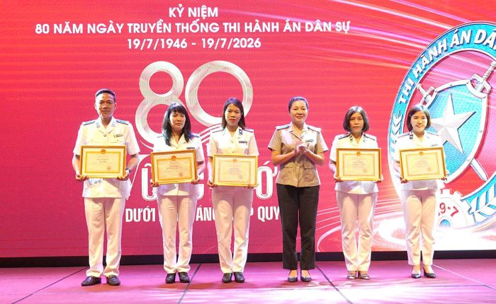 Trao bằng khen của Bộ trưởng Bộ Tư pháp và giấy khen của Cục Quản lý Thi hành án dân sự cho các tập thể, cá nhân - Ảnh: C.H