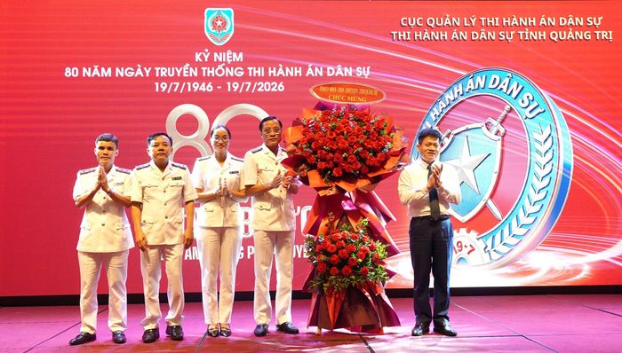 Đồng chí Lê Văn Bảo, Phó Chủ tịch UBND tỉnh tặng hoa chúc mừng Thi hành án dân sự tỉnh - Ảnh: C.H