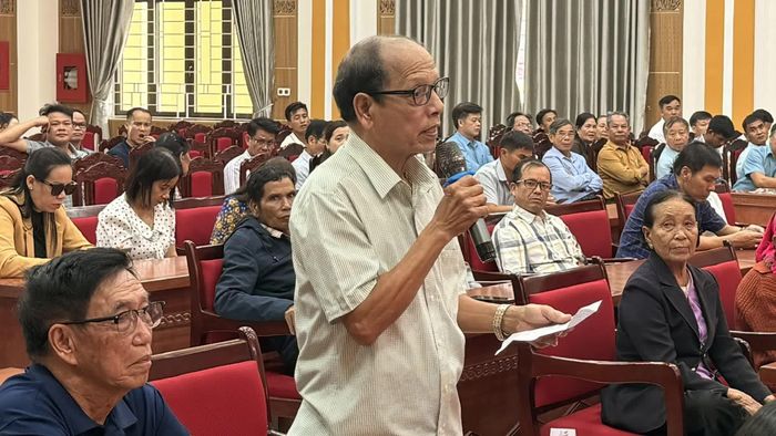 Cử tri xã Khe Sanh kiến nghị việc nâng mức tặng quà chúc thọ, mừng thọ người cao tuổi - Ảnh: Hoàng Hùng