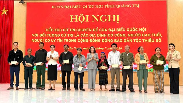 Đại diện Đoàn đại biểu Quốc hội tỉnh tặng quà các gia đình có công, người cao tuổi, người có uy tín trong cộng đồng đồng bào dân tộc thiểu số - Ảnh: Hoàng Hùng