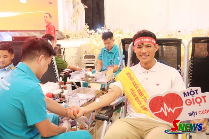 Anh Dương Ngọc Hoàng hiến máu tình nguyện trong chương trình “Hành trình đỏ” năm 2026 tại Sơn La.