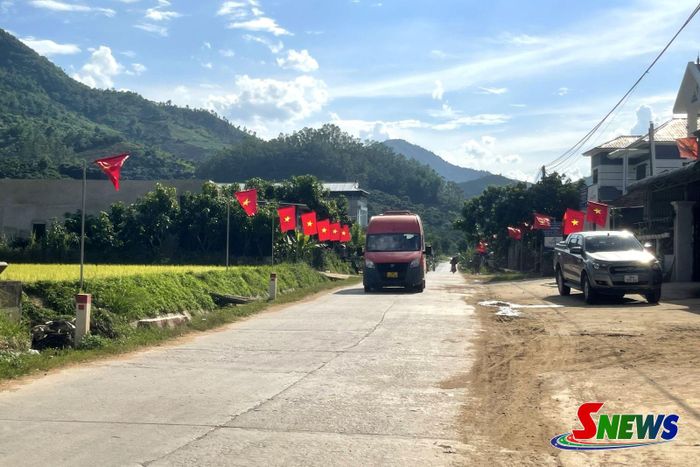 “Tuyến đường cờ” tại bản Nà Cần, xã Chiềng Sơ được nhân dân đồng lòng thực hiện ngay sau sáp nhập.