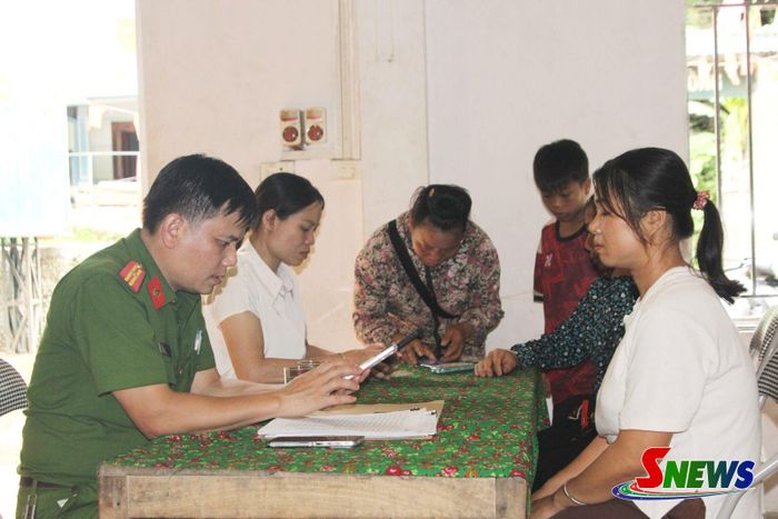 Công an xã Tạ Khoa hướng dẫn người dân cài đặt, sử dụng ứng dụng VNeID.