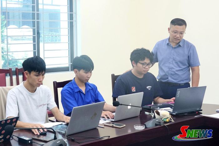 Cán bộ Sở NN&amp;MT và sinh viên Trường Đại học Tây Bắc hỗ trợ phường Chiềng Cơi rà soát dữ liệu đất đai.