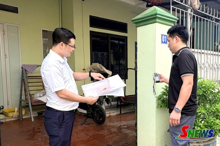 Cán bộ Văn phòng đăng ký đất đai khu vực III xác minh hiện trạng thửa đất tại xã Thuận Châu.