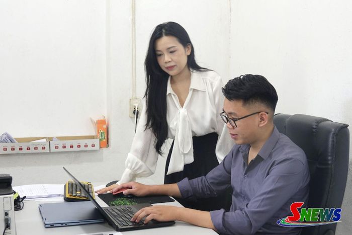 Cán bộ Phòng Kinh tế, xã Mai Sơn cập nhật, chuẩn hóa dữ liệu đất đai trên hệ thống.