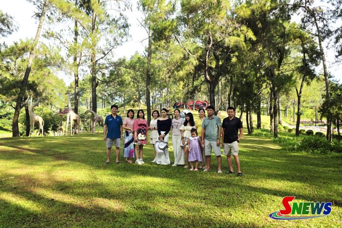 Du khám tham quan điểm du lịch rừng thông bản Áng, Khu du lịch quốc gia Mộc Châu.