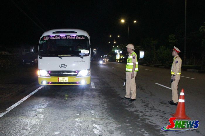 Cán bộ, chiến sĩ Phòng Cảnh sát giao thông tuần tra, kiểm soát trên tuyến Quốc lộ 6 đoạn qua phường Chiềng Sinh.