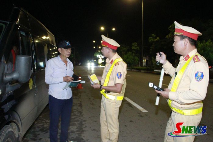 Cán bộ, chiến sĩ phòng Cảnh sát giao thông, Công an tỉnh tuyên truyền quy định về trừ điểm giấy phép lái xe cho lái xe chở khách.