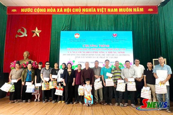 Hội Bảo trợ người khuyết tất và trẻ mồ côi Việt nam tặng quà cho người nghèo phường Chiềng Sinh