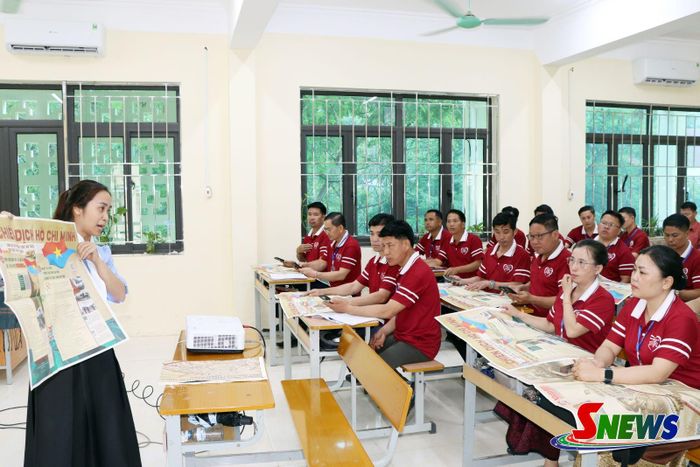 Giờ học lịch sử của lưu học sinh Lào tại Trường Cao đẳng Sơn La.