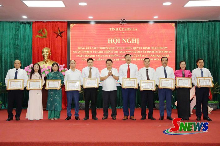 Đồng chí Phó Bí thư Thường trực Tỉnh ủy trao bằng khen cho các đảng viên.