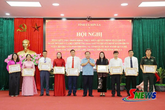 Đồng chí Phó Bí thư Tỉnh ủy trao bằng khen cho các đảng viên.