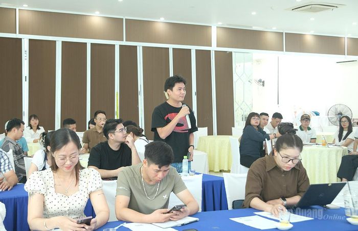 Học viên trao đổi, chia sẻ kinh nghiệm trong hoạt động kinh doanh lữ hành tại lớp bồi dưỡng.