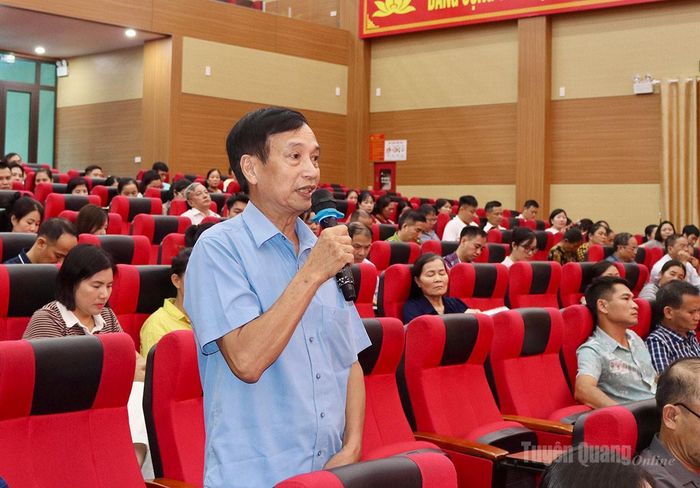 Cử tri xã Vị Xuyên nêu ý kiến tại buổi tiếp xúc.