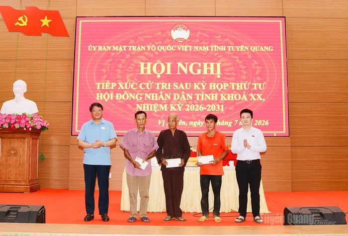 Tổ đại biểu số 3 HĐND tỉnh tặng quà cho hộ có hoàn cảnh khó khăn xã Vị Xuyên.