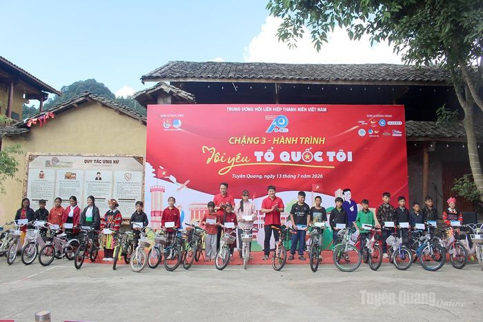 Trao 23 xe đạp cho các em học sinh có hoàn cảnh khó khăn trên địa bàn xã Lũng Cú.
