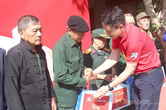 Đồng chí Nguyễn Kim Quy, Bí thư Ban Chấp hành Trung ương Đoàn, Phó Chủ tịch Thường trực Trung ương Hội LHTN Việt Nam trao các suất quà cho người có công với cách mạng nhân ngày Thương binh - Liệt sĩ.