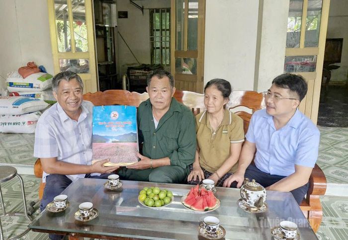 Đồng chí Phó Bí thư Thường trực Đảng ủy các cơ quan Đảng tỉnh Nguyễn Hồng Trang thăm, tặng quà thương binh Nguyễn Văn Thi, thôn Nhân Hòa, xã Hòa An.