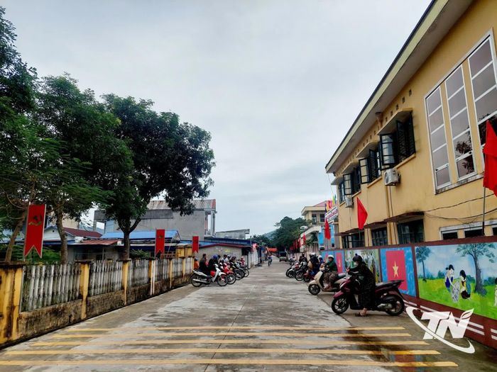 Hình ảnh phụ huynh xếp hàng trật tự chờ đón con sau giờ học thể hiện nét đẹp văn hóa trong tham gia giao thông.