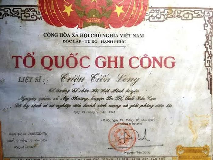 Bằng Tổ quốc ghi công của liệt sĩ Triệu Tiến Long