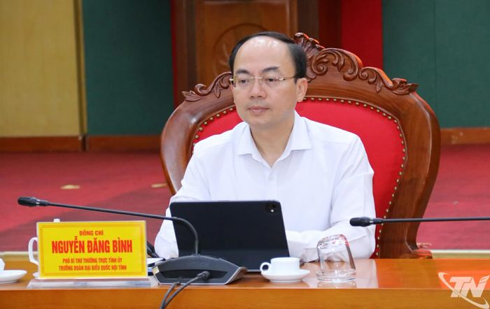 Đồng chí Nguyễn Đăng Bình, Phó Bí thư Thường trực Tỉnh ủy, Trưởng đoàn đại biểu Quốc hội tỉnh dự tại điểm cầu tỉnh Thái Nguyên.