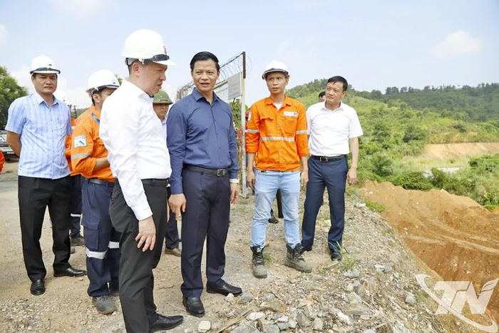 Đồng chí Vương Quốc Tuấn và Đoàn công tác khảo sát thực địa tại các khu vực ảnh hưởng của Dự án Núi Pháo mở rộng và Dự án Núi Chiếm.