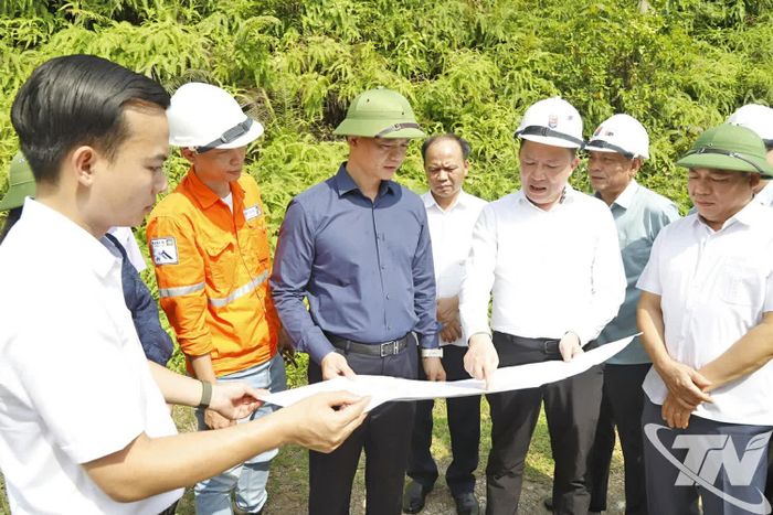 Đồng chí Chủ tịch UBND tỉnh Vương Quốc Tuấn kiểm tra thực tế tại Công ty TNHH Khai thác chế biến khoáng sản Núi Pháo.
