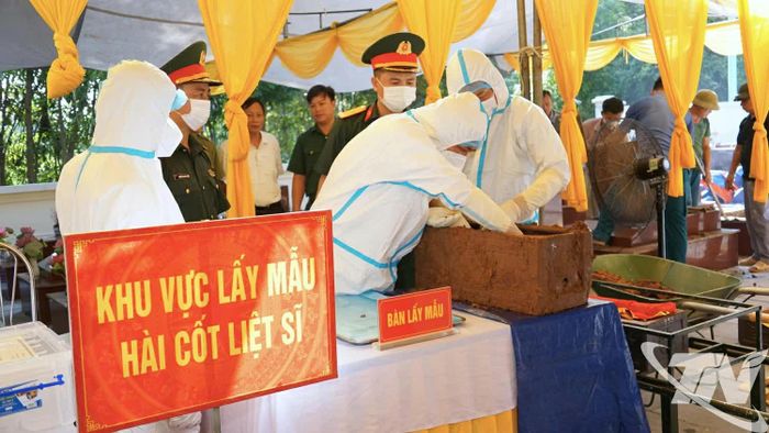Lực lượng chức năng tổ chức lấy mẫu ADN các hài cốt liệt sĩ.