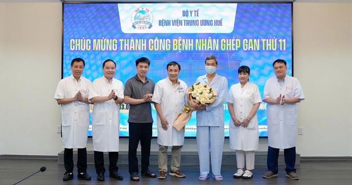 GS.TS Phạm Như Hiệp (thứ 4 từ trái sang), Giám đốc BVTW Huế tặng hoa chúc mừng bệnh nhân trong ngày xuất viện