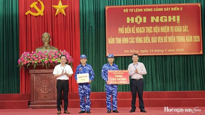 Đoàn công tác thành phố Huế trao quà tặng Bộ Tư lệnh Vùng Cảnh sát biển 2 nhân dịp tham gia chương trình khảo sát các vùng biển, đảo ven bờ miền Trung năm 2026