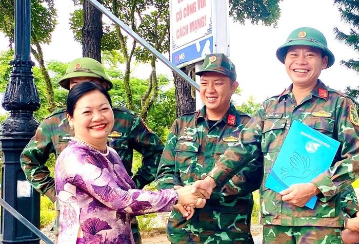Đồng chí Dương Thị Thu Thủy, Chủ tịch Hội LHPN thành phố động viên cán bộ, chiến sĩ đang làm nhiệm vụ