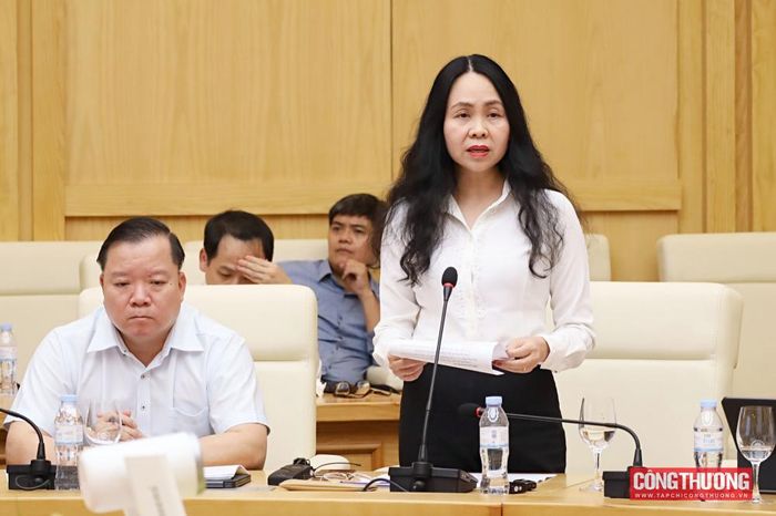 Bà Lê Hoàng Oanh - Cục trưởng Cục Thương mại điện tử và Kinh tế số báo cáo tại hội nghị