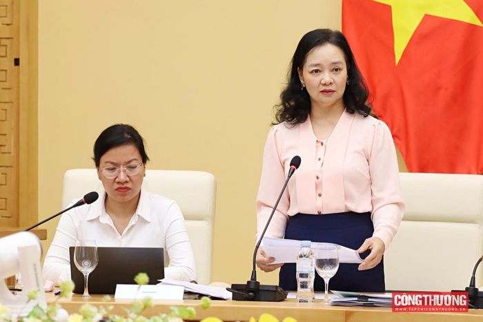 Bà Nguyễn Thị Lâm Giang - Cục trưởng Cục Đổi mới sáng tạo, Chuyển đổi xanh và Khuyến công báo cáo tại hội nghị