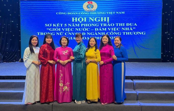 Những "bông hồng thép" giỏi việc nước - đảm việc nhà