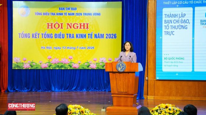 Cục trưởng Cục Thống kê Nguyễn Thị Hương báo cáo kết quả tổ chức thực hiện Tổng điều tra kinh tế năm 2026 tại hội nghị.