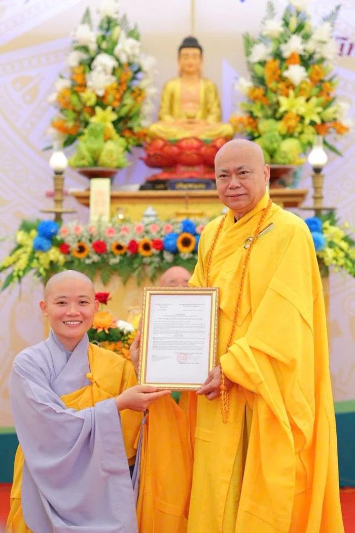 Thượng tọa Thích Quảng Thiện trao quyết định bổ nhiệm trụ trì chùa Thi Ông đến Sư cô Thích nữ Thuần Niệm