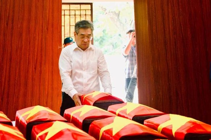 Ông Nguyễn Phước Lộc tại nơi quy tập tạm thời hài cốt các liệt sĩ ở Công viên Lê Thị Riêng
