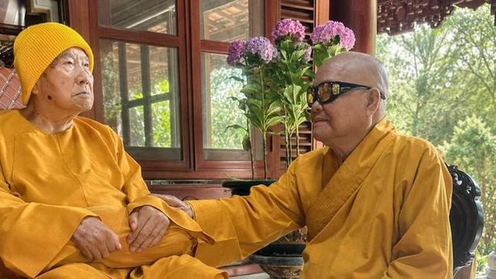 Trưởng lão Hòa thượng Thích Phước Tú vấn an Ân sư - Thiền sư Thích Thanh Từ