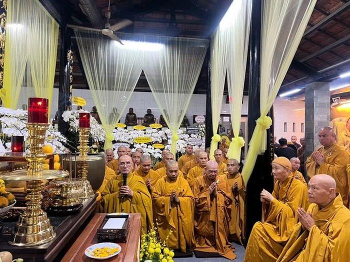 Thượng tọa Thích Lệ Lạc, Phó Trưởng ban Thường trực Ban Trị sự GHPGVN tỉnh Vĩnh Long đại diện Ban Tổ chức Lễ tang, môn đồ pháp quyến dâng lời cảm tạ
