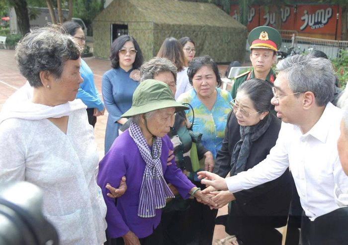 Ông Nguyễn Phước Lộc chia sẻ với bà Nguyễn Thị Lệ - người được cho là người yêu của liệt sĩ Huỳnh Văn Quên và những người nhận là thân nhân liệt sĩ Quên.