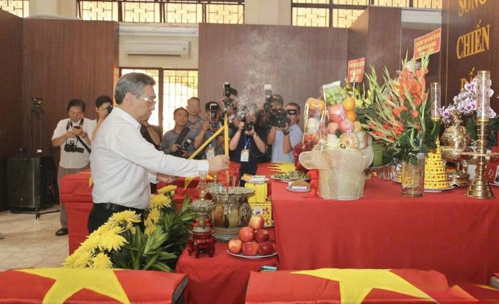 Ông Nguyễn Phước Lộc - Phó Bí thư Thành ủy, Chủ tịch Ủy ban MTTQ Việt Nam TP.HCM - dâng hương trước các hài cốt liệt sĩ vừa được quy tập tại Công viên Lê Thị Riêng.