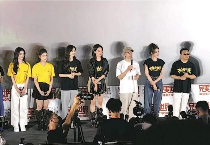 Châu Tinh Trì và dàn diễn viên giao lưu với khán giả. (Ảnh: Ming Pao).