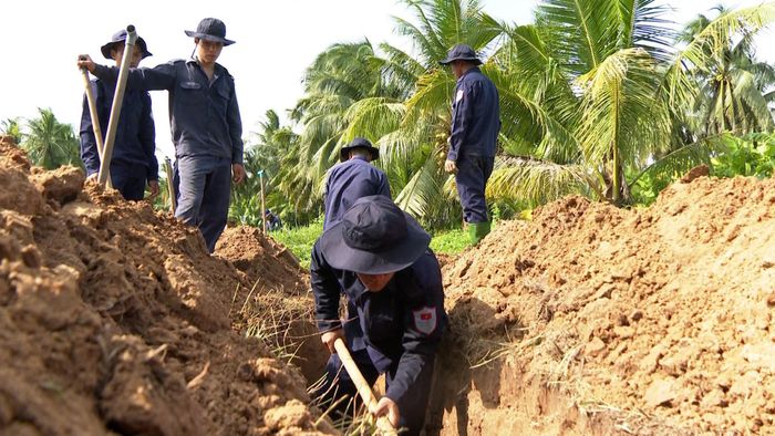 Ban Chỉ đạo 515 tỉnh Vĩnh Long phối hợp với Đội K90 và chính quyền địa phương tổ chức tìm kiếm hài cốt liệt sĩ ở xã Tân Thành Bình.