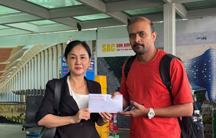 Bà Nguyễn Thị Kim Loan, Phó chủ tịch UBND đặc khu Phú Quốc trao quà hỗ trợ cho người nhà bệnh nhân chuyển viện đến Bệnh viện Chợ Rẫy tiếp tục điều trị.