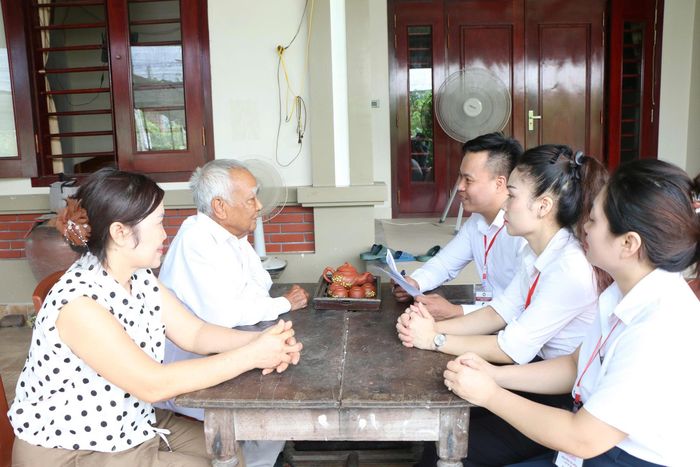 Đối với những hộ neo đơn, cán bộ trung tâm hành chính công Thành Sen đến tận nhà hỗ trợ thủ tục. 