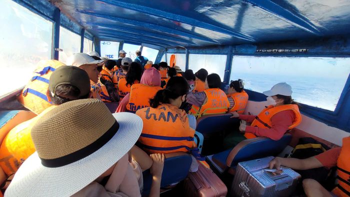 Ngành chức năng tỉnh Quảng Ngãi yêu cầu chủ phương tiện từ chối vận chuyển hành khách không mặc áo phao (Ảnh: Lê Danh).