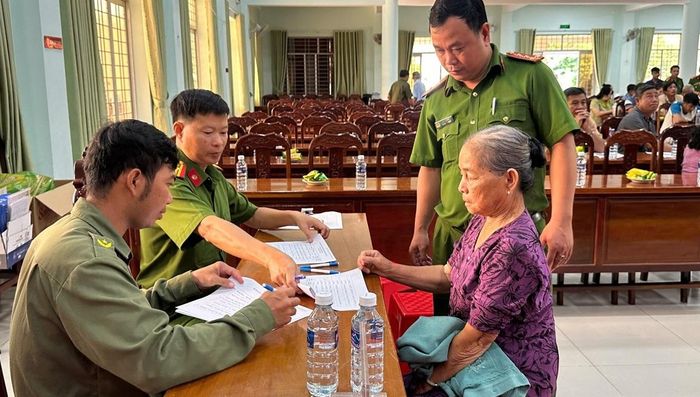 Công an xã phối hợp các đơn vị chuyên môn tổ chức thu nhận mẫu sinh phẩm ADN của thân nhân liệt sĩ.